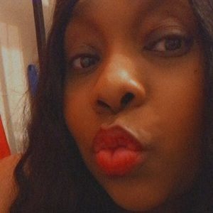 Meet your Posher, Leona